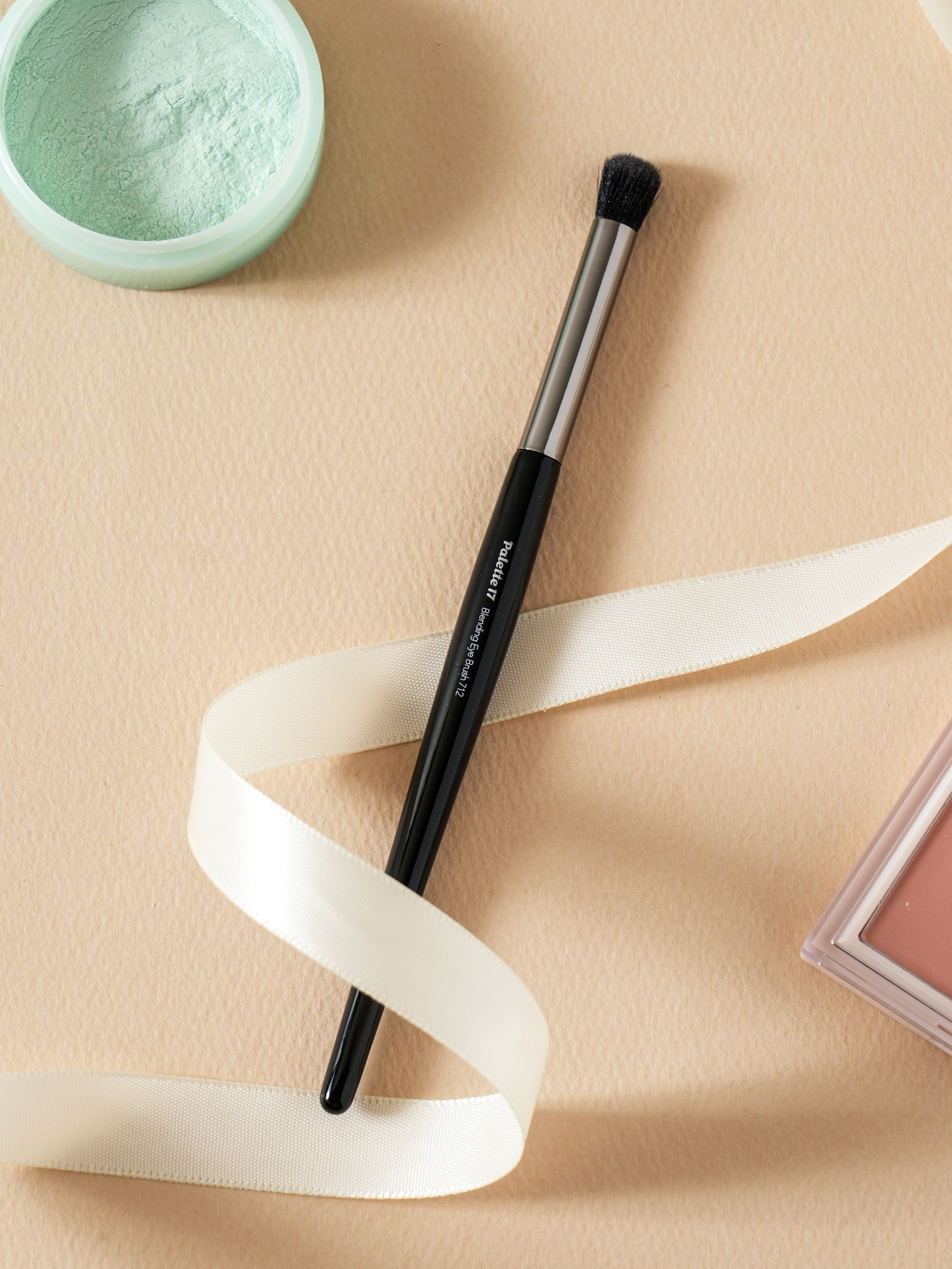 Daiso Palette 17 Blending Eye Brush – Korean eyeshadow blending brush
